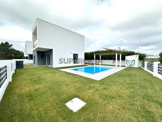 Moradia a Venda na Lagoa de Albufeira Conforto e Localização Privilegiada