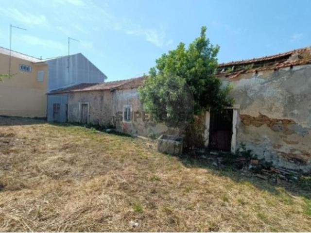Moradia Antiga com terreno para construção