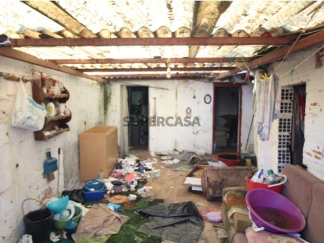 Moradia antiga para venda na Marinha Grande. Boa localização. Para recuperar, para habitação própria ou para investimento
