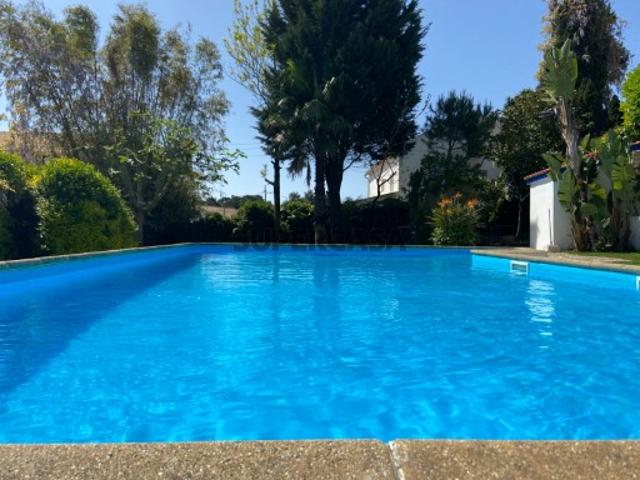 Moradia com piscina e jardim