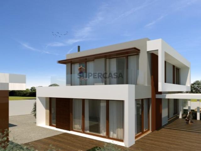Moradia de arquitetura moderna, e com boas áreas e acabamentos, com localização privilegiada, em construção!