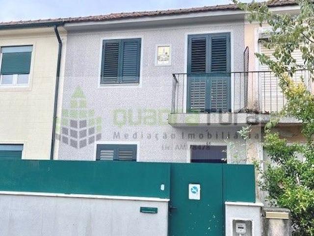 Moradia | Bairro de Santo Eugénio à Circunvalação e Rua das Cegonhas | C/ logradouro e Terraço