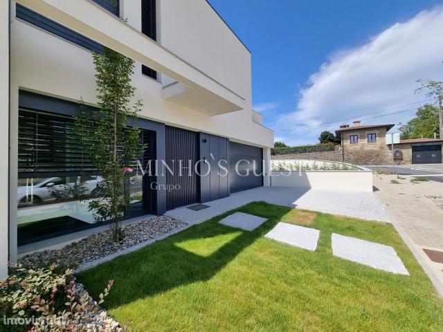 Moradia Gaveto c/ 3 Suites e Logradouro Braga