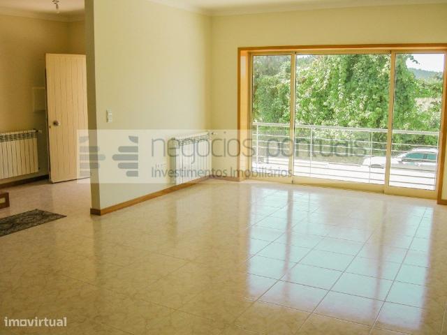 Moradia banda T4 com excelente localizao