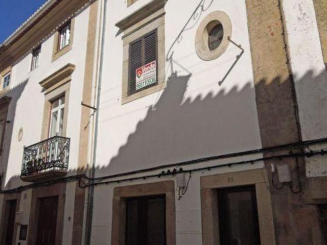Moradia banda T2+T3, bem localizada no centro de Castelo de Vide, junto à igreja Matriz. | 26082305458
