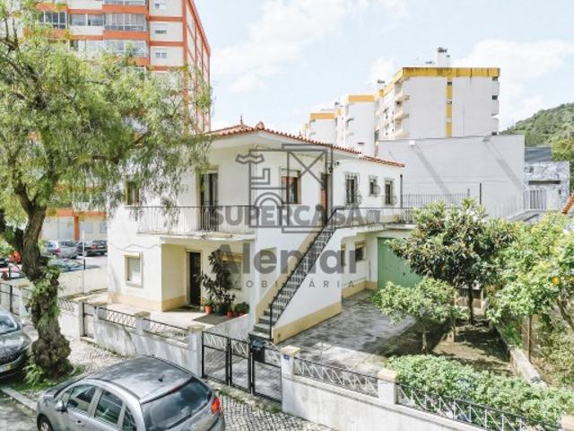 Moradia Bi Familiar no Centro da Castanheira do Ribatejo Excelente Oportunidade de Investimento