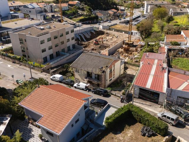 MORADIA BI FAMILIAR OU TERRENO PARA CONSTRUÇÃO DE UM PRÉDIO HABITACIONAL
