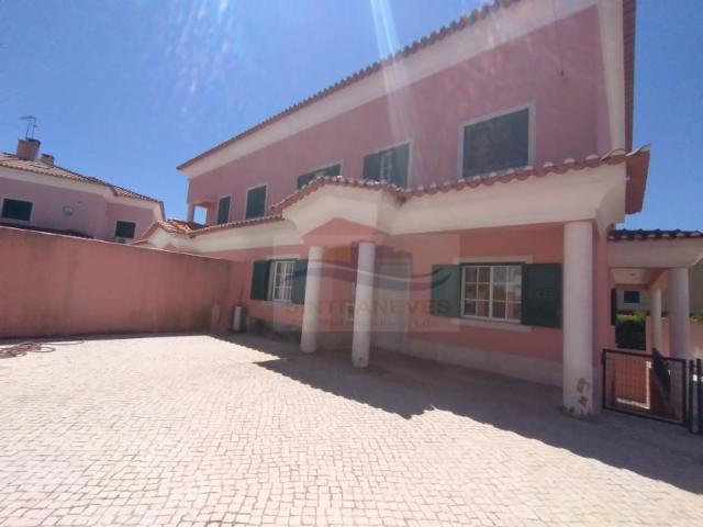 Moradia Bi familiar com 5 quartos e 3 W/C, salão com lareira. vendido no estado atual, caso qeiram que o proprietário faça a obra de remodelação o valor é de 700 000€