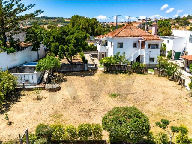 Moradia Bi Familiar com Piscina e Extenso Terreno Potencial Único de Investimento