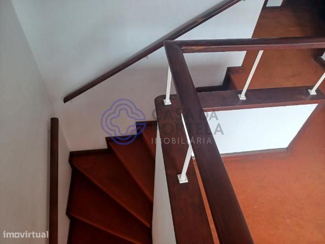 Moradia bi familiar de r/c e andar, sem lugar de garagem e com anexo e