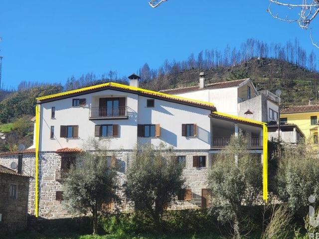 Moradia bi familiar T5 em Avô de 188 m²