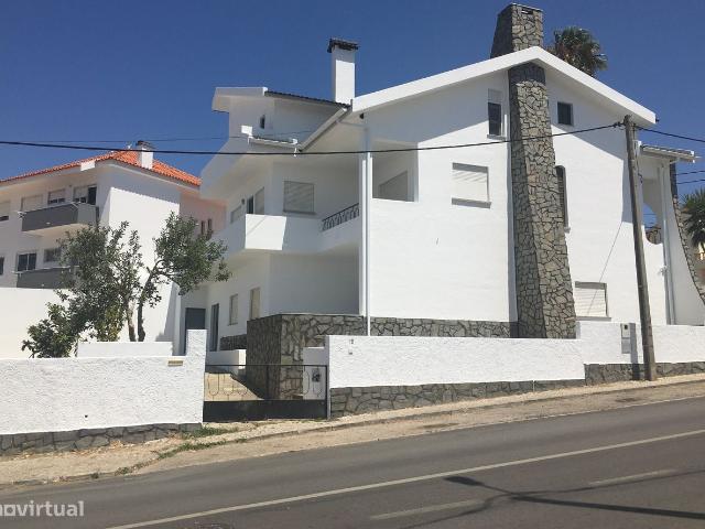 Moradia bi familiar independente venda na Charneca de Caparica