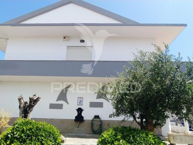 MORADIA bi familiar ISOLADA COM VISTA DESAFOGADA PARA LISBOA