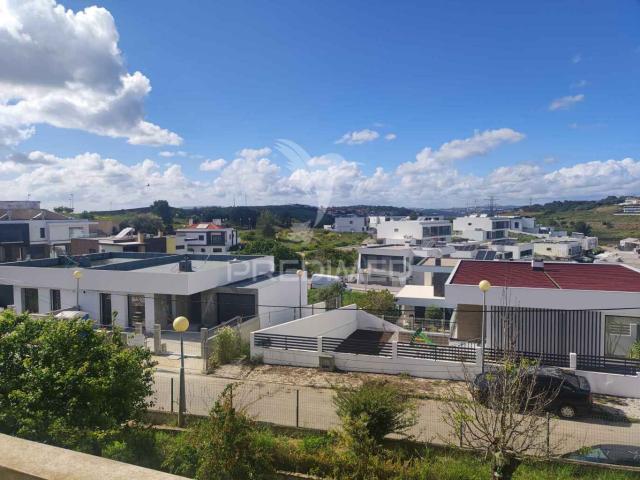 MORADIA bi familiar ISOLADA COM VISTA DESAFOGADA PARA LISBOA