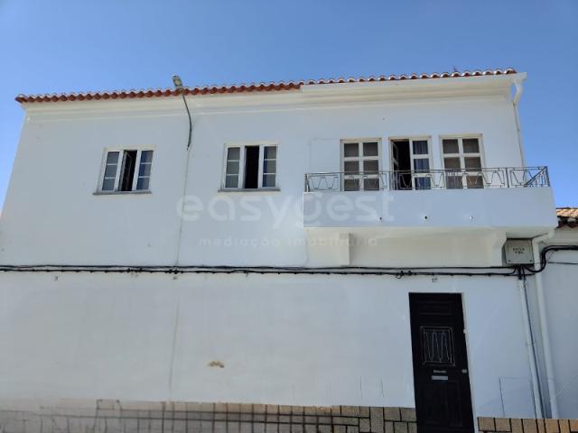 Moradia Bi Familiar T4 com logradouro no centro da Vidigueira
