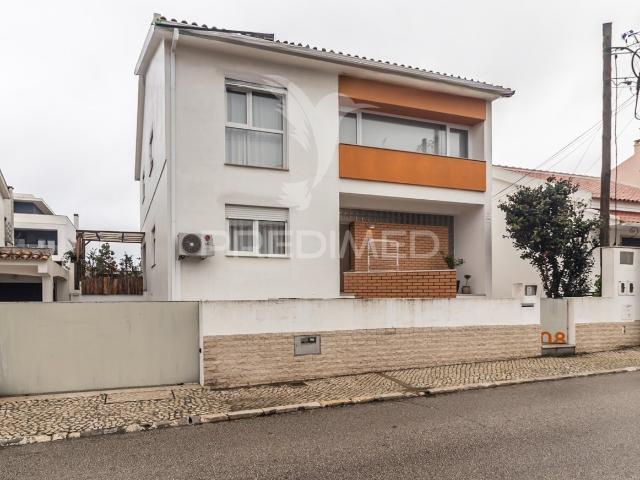 Moradia Bi familiar T4 + T2 Remodelada