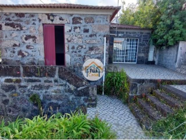 Moradia Bi Familiar T5 com Dois Pisos na Vila do Topo na ilha de São Jorge, Açores