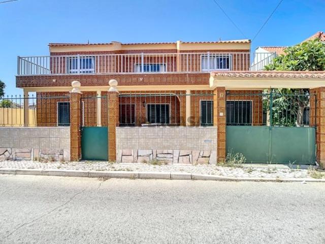 Moradia Bi Familiar T5 em Olhos de Água, Quinta do Anjo