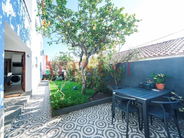 Moradia Bi Familiar T5 Remodelada No Estoril 158m² Cascais e Estoril