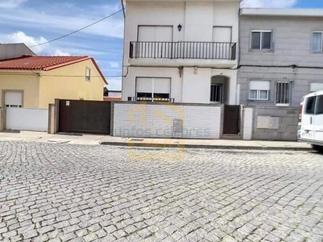 Moradia com 3 frações independentes nas Caxinas apenas 500 metros da praia e junto ao centro de Vila do Conde