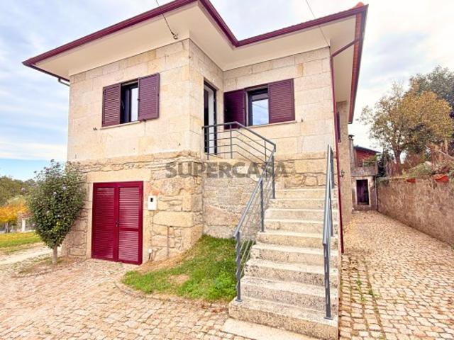 Moradia Bifamiliar com Piscina