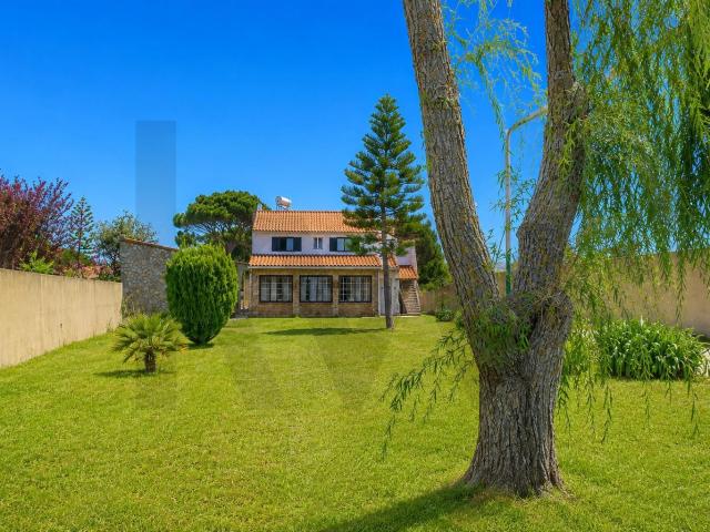 Moradia Bifamiliar com Piscina e Terreno de 3.700 m² na Assafora