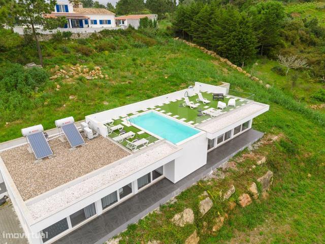 Moradia bifamiliar com piscina em Amoreira bidos