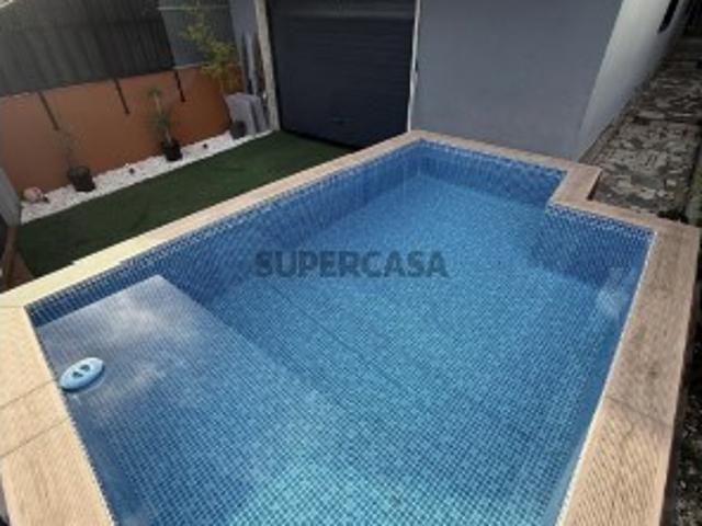 Moradia Bifamiliar com Piscina Excelente Investimento