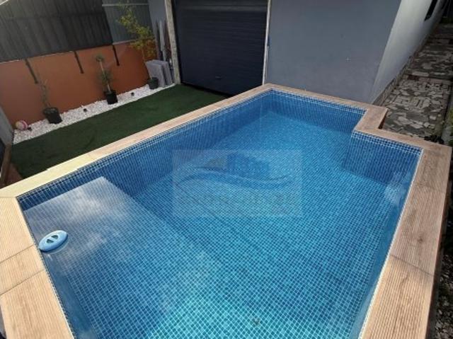 Moradia Bifamiliar com Piscina Excelente Investimento