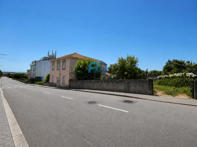 Moradia Bifamiliar com 3.883 m² de Terreno | Excelente Potencial