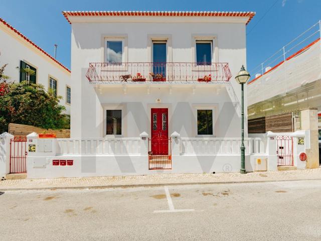 Moradia Bifamiliar T10 com Piscina e Elevada Rentabilidade – Parede Sul, Vista Mar