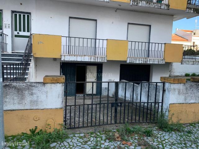 Moradia Bifamiliar T3 Localizada em um dos Melhores Bairros de vora
