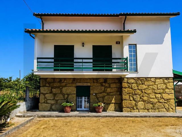 Moradia Bifamiliar T3 + T1 com Terreno, Anexo e Vista Desafogada | Tábua