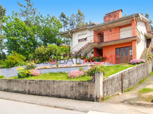 Moradia Bifamiliar T4 com Jardim e 4 Frentes em Lever