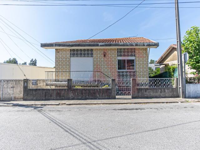 Moradia Bifamiliar T4 para Restauro em Alfena, Porto