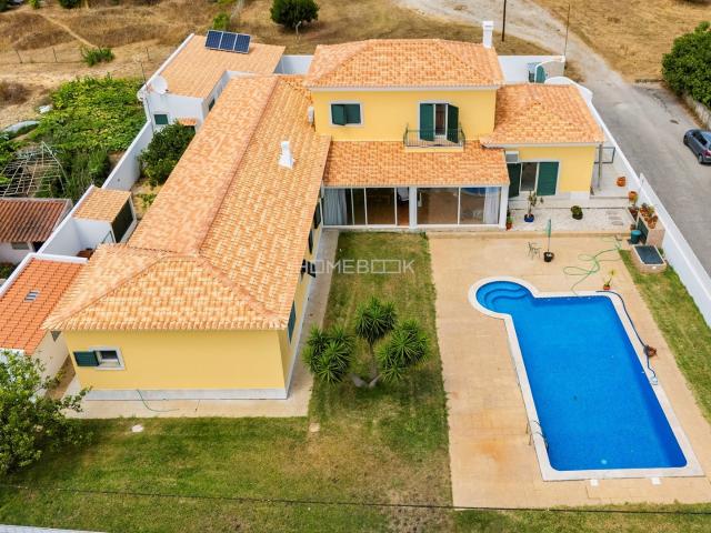 Moradia c/ 354 m² | Lote 1130 m² | Piscina e Jardim em Brejos do Assa