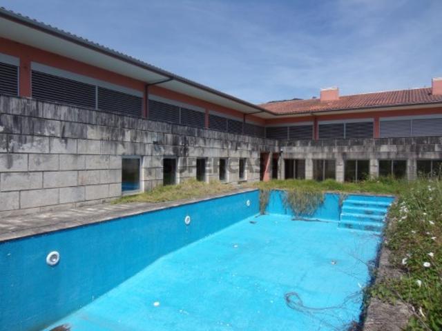 Moradia c/ garagem, logradouro e piscina, em Vizela