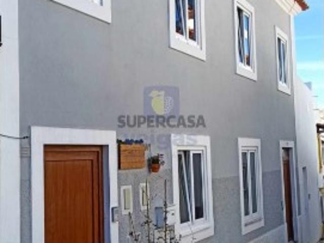 Moradia c/ Duas Frações Independentes T3 e T2+1 na Zona Histórica de Caldas da Rainha