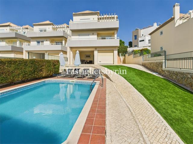 Moradia c/ piscina, jardim e vistasNuma coondomínio fechado. 159m² Tavira Santiago