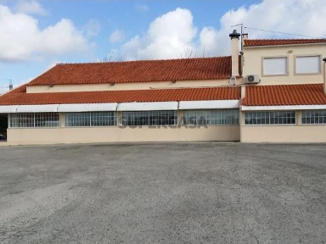 Moradia C/ Restaurante e Armazéns em Óbidos