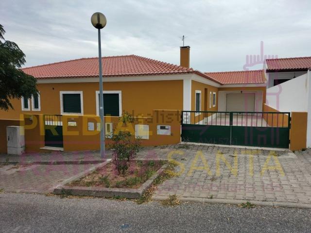 Moradia, Cadaval e Pêro Moniz