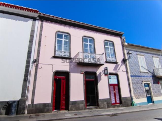 Moradia Centenária, com espaço comercial, quintal e armazém