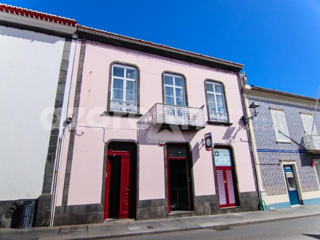Moradia Centenária, com espaço comercial, quintal e armazém