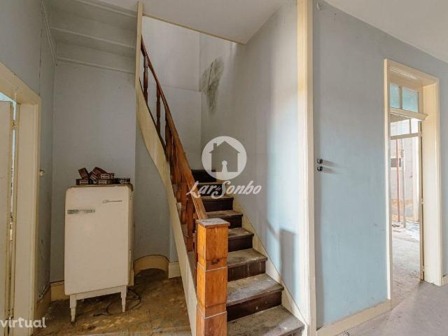 Moradia centenria com terreno de 637 m2 para restauro na Pvoa de.