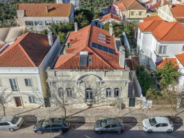 Moradia, centro de Santarém. T4/6 Terraço e logradouro. Ideal para uma família ou alojamento local