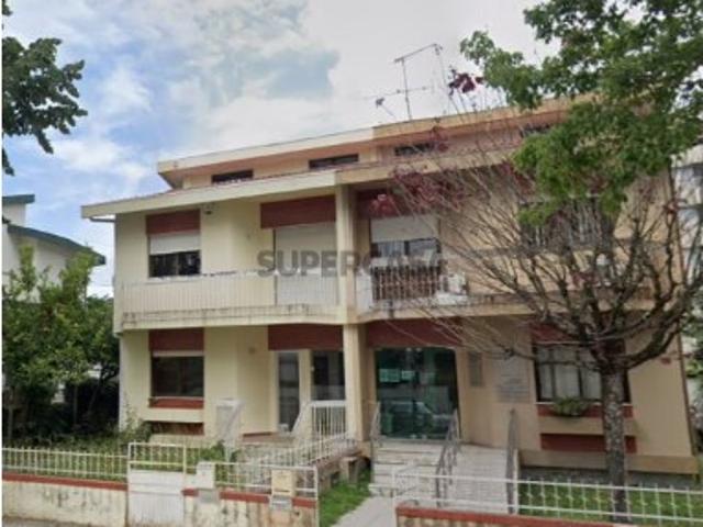 Moradia Central entre a Av. Liberdade e Av. Imac. Conc. 200 m2 úteis, garagem, anexos e jardim