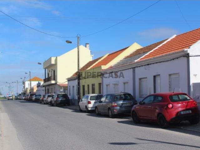 Moradia Centro Atalaia para renovar Tipologia 3+2 c/logadouro para dois carros