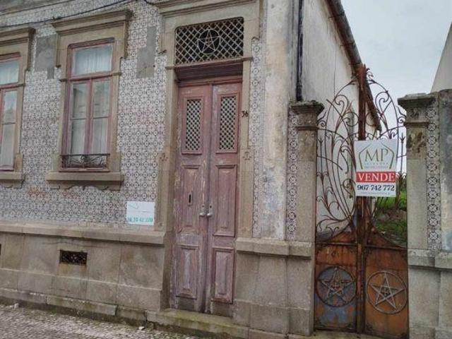 Moradia Centro de Ilhavo, c/duas entradas independentes p/restaurar c/potencial p/várias frações. | 26063929447