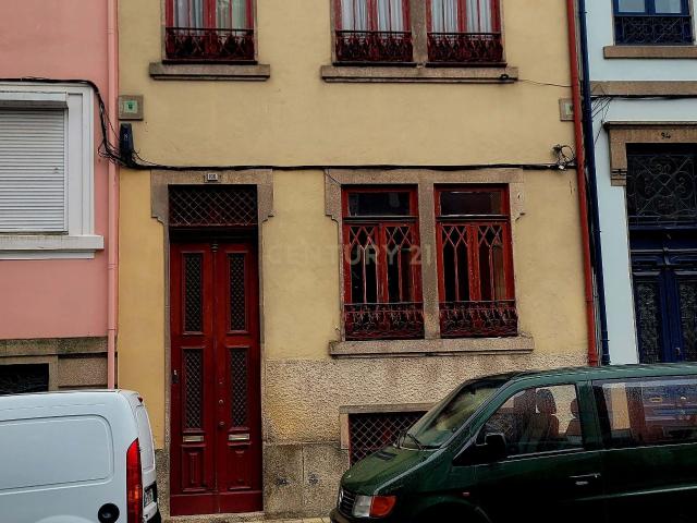 Moradia de 3 pisos para reabilitação total – Porto