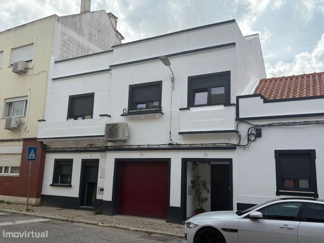 Moradia c/Garagem e Piscina